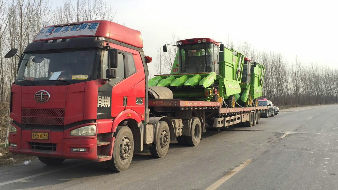 三江市的客戶(hù)訂購(gòu)的穗莖兼收玉米收獲機(jī)